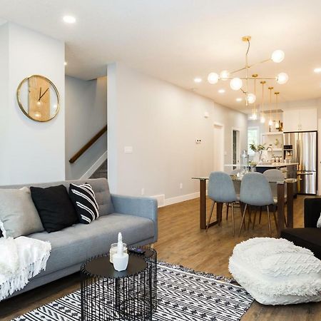 Contemporary Farmhouse Home - King Bed - Double Garage Parking - Free Wifi & Netflix - Long Stays Welcome Едмънтън Екстериор снимка