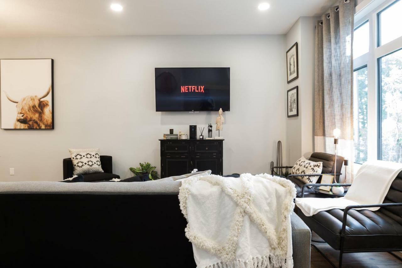 Contemporary Farmhouse Home - King Bed - Double Garage Parking - Free Wifi & Netflix - Long Stays Welcome Едмънтън Екстериор снимка