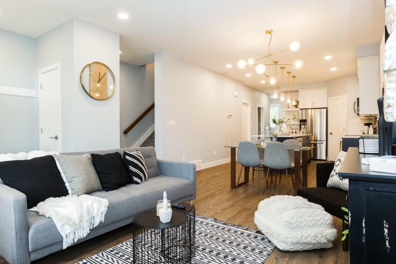Contemporary Farmhouse Home - King Bed - Double Garage Parking - Free Wifi & Netflix - Long Stays Welcome Едмънтън Екстериор снимка