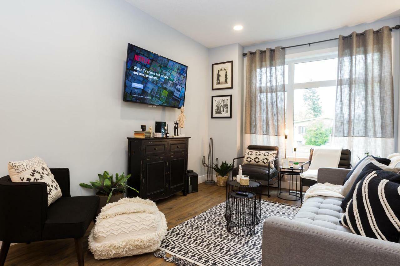 Contemporary Farmhouse Home - King Bed - Double Garage Parking - Free Wifi & Netflix - Long Stays Welcome Едмънтън Екстериор снимка