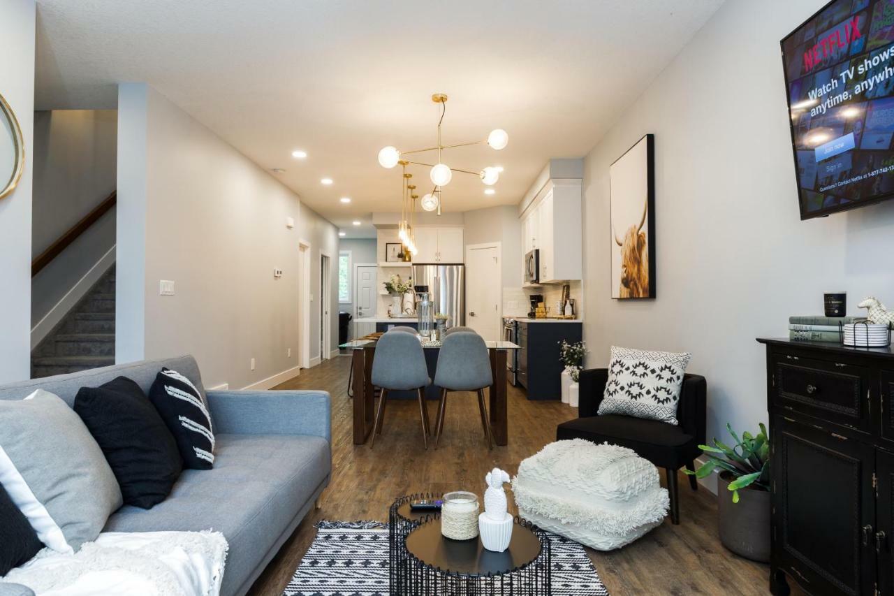 Contemporary Farmhouse Home - King Bed - Double Garage Parking - Free Wifi & Netflix - Long Stays Welcome Едмънтън Екстериор снимка