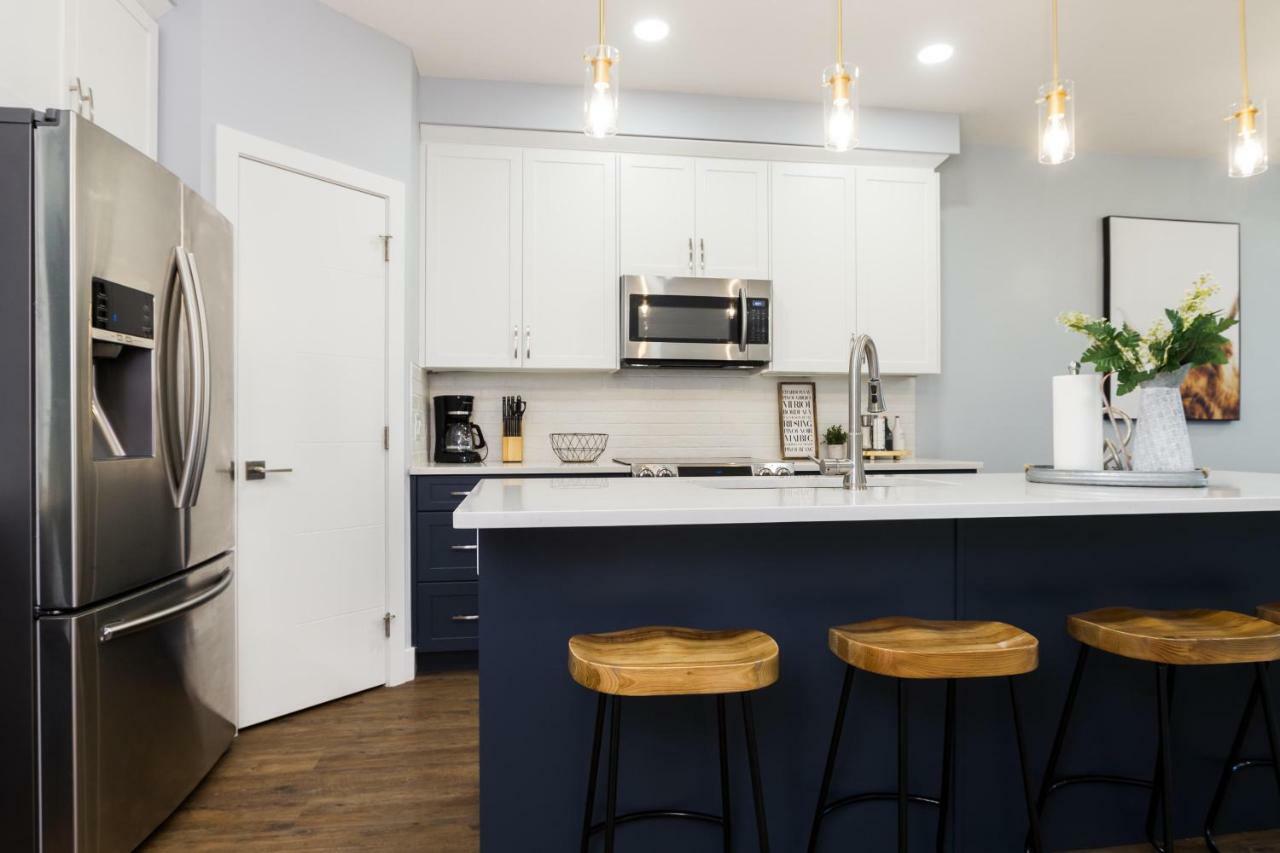 Contemporary Farmhouse Home - King Bed - Double Garage Parking - Free Wifi & Netflix - Long Stays Welcome Едмънтън Екстериор снимка