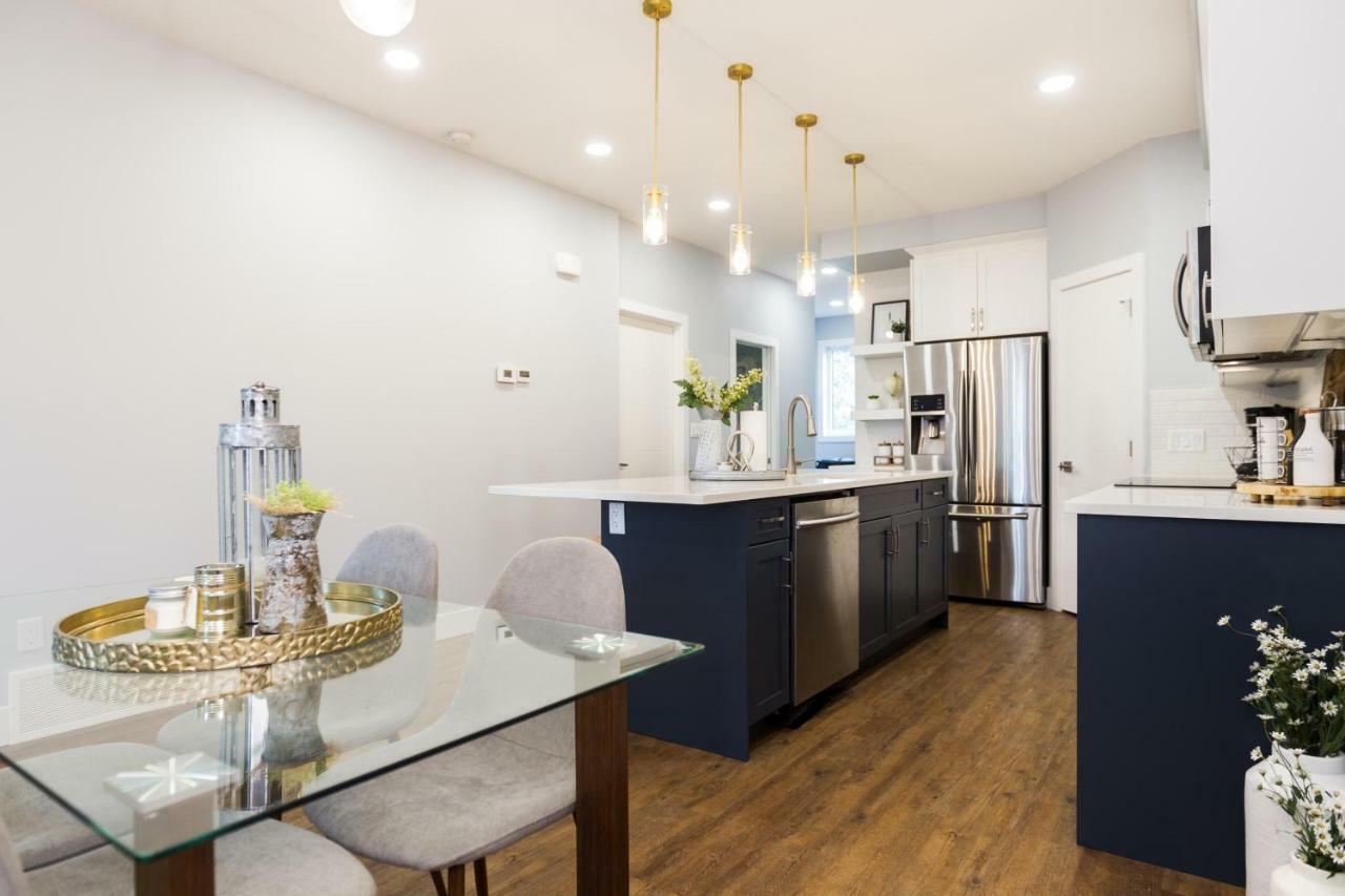 Contemporary Farmhouse Home - King Bed - Double Garage Parking - Free Wifi & Netflix - Long Stays Welcome Едмънтън Екстериор снимка