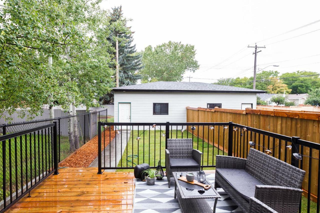 Contemporary Farmhouse Home - King Bed - Double Garage Parking - Free Wifi & Netflix - Long Stays Welcome Едмънтън Екстериор снимка