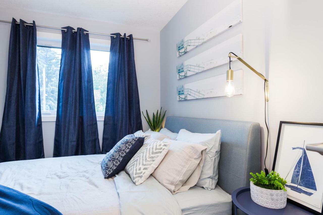 Contemporary Farmhouse Home - King Bed - Double Garage Parking - Free Wifi & Netflix - Long Stays Welcome Едмънтън Екстериор снимка