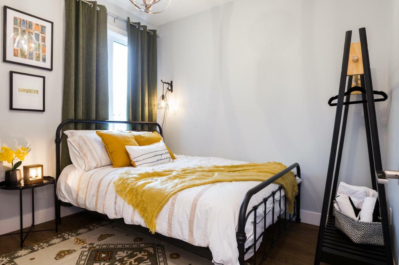 Contemporary Farmhouse Home - King Bed - Double Garage Parking - Free Wifi & Netflix - Long Stays Welcome Едмънтън Екстериор снимка