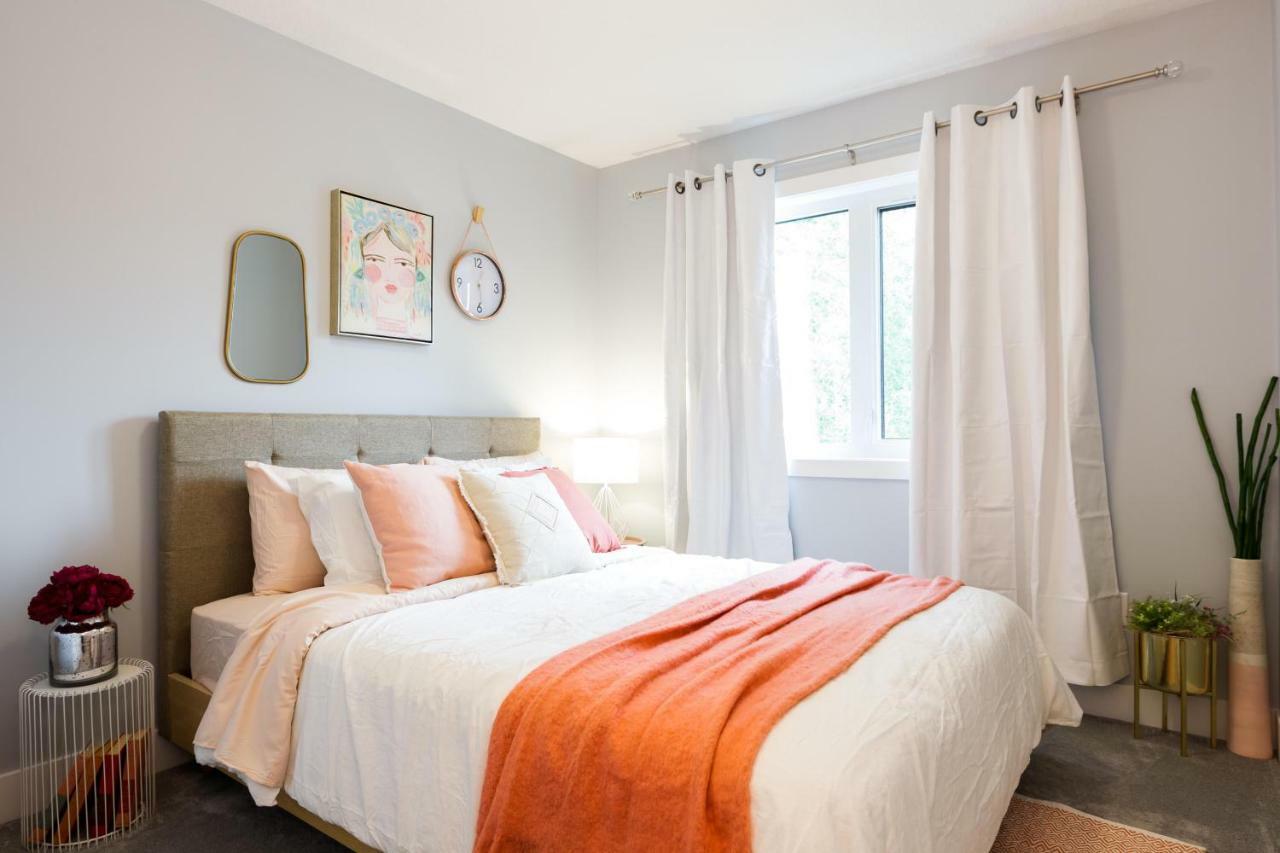 Contemporary Farmhouse Home - King Bed - Double Garage Parking - Free Wifi & Netflix - Long Stays Welcome Едмънтън Екстериор снимка